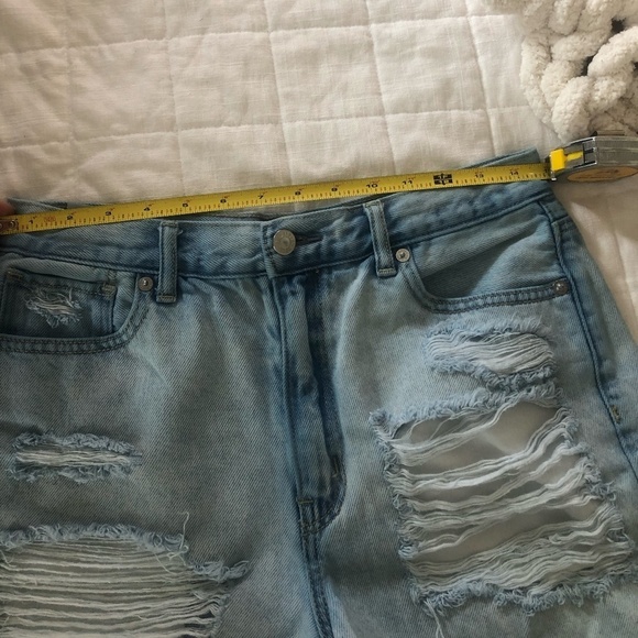 AMERICAN EAGLE DISTRESSED DENIM MOM SHORT SIZE 8 - Picture 11 of 12